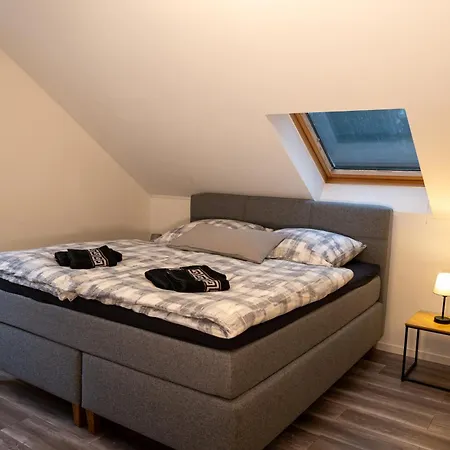 Ganzes In Mit Garage Und Fussbodenheizung Semesterbostad *