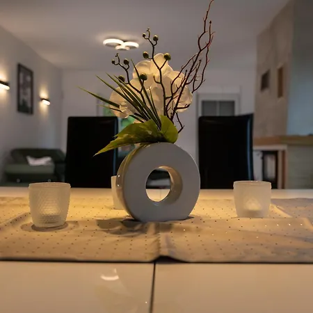 Ganzes In Mit Garage Und Fussbodenheizung Semesterbostad *