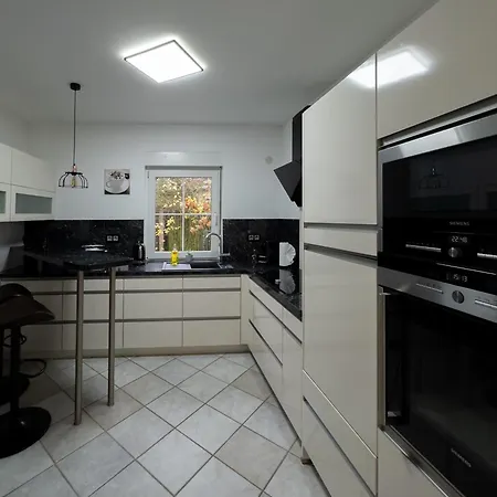 Ganzes In Mit Garage Und Fussbodenheizung Prázdninový dům