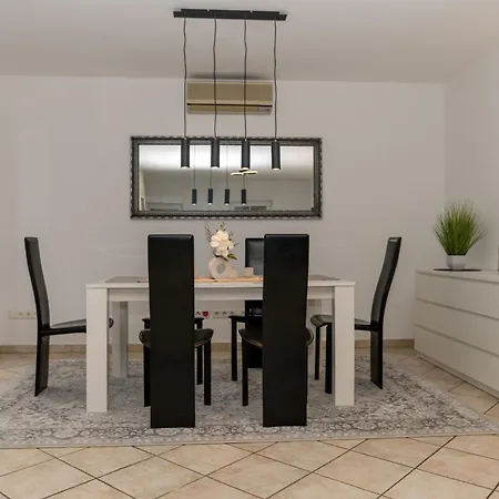 Holiday home Ganzes In Mit Garage Und Fussbodenheizung