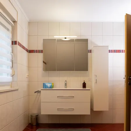 Ganzes In Mit Garage Und Fussbodenheizung Lipsko